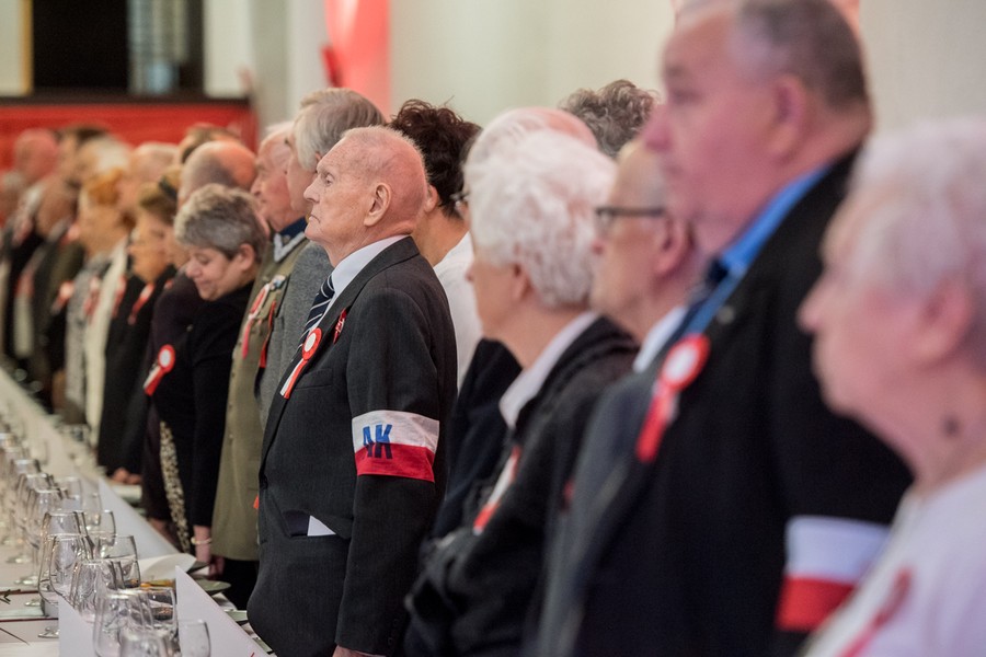 Uroczysta kolacja na cześć osób zasłużonych dla niepodległości i patriotycznej tradycji Ojczyzny. Wśród uczestników spotkania w Przysieku byli m.in. rówieśnicy niepodległej, czyli osoby, których osobiste losy zbiegły się z historią odrodzonej ojczyzny, fot. Łukasz Piecyk