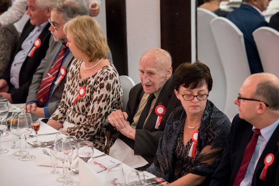 Uroczysta kolacja na cześć osób zasłużonych dla niepodległości i patriotycznej tradycji Ojczyzny. Wśród uczestników spotkania w Przysieku byli m.in. rówieśnicy niepodległej, czyli osoby, których osobiste losy zbiegły się z historią odrodzonej ojczyzny, fot. Łukasz Piecyk