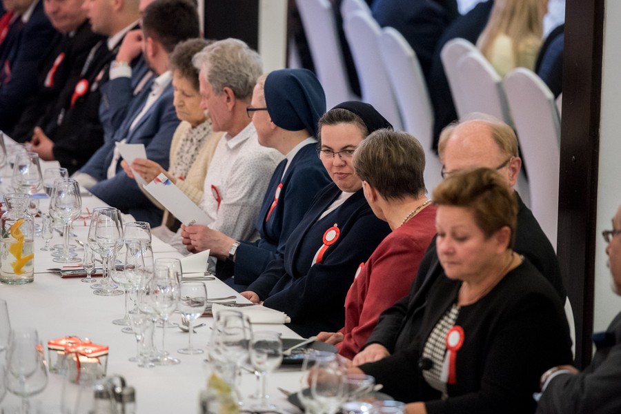 Uroczysta kolacja na cześć osób zasłużonych dla niepodległości i patriotycznej tradycji Ojczyzny. Wśród uczestników spotkania w Przysieku byli m.in. rówieśnicy niepodległej, czyli osoby, których osobiste losy zbiegły się z historią odrodzonej ojczyzny, fot. Łukasz Piecyk