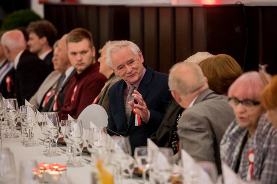 Uroczysta kolacja na cześć osób zasłużonych dla niepodległości i patriotycznej tradycji Ojczyzny. Wśród uczestników spotkania w Przysieku byli m.in. rówieśnicy niepodległej, czyli osoby, których osobiste losy zbiegły się z historią odrodzonej ojczyzny, fot. Łukasz Piecyk