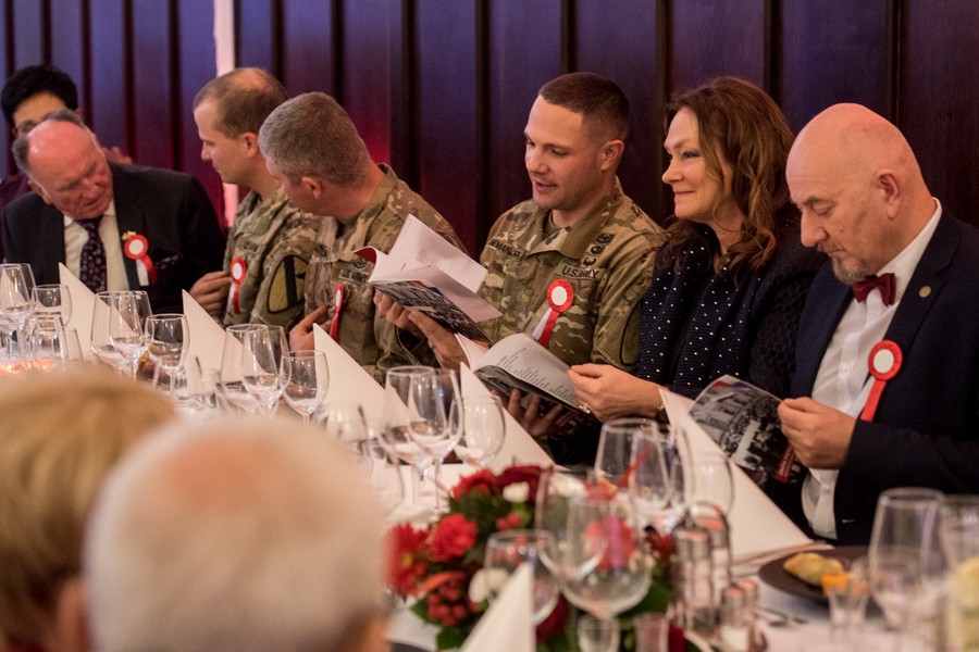 Uroczysta kolacja na cześć osób zasłużonych dla niepodległości i patriotycznej tradycji Ojczyzny. Wśród uczestników spotkania w Przysieku byli m.in. rówieśnicy niepodległej, czyli osoby, których osobiste losy zbiegły się z historią odrodzonej ojczyzny, fot. Łukasz Piecyk