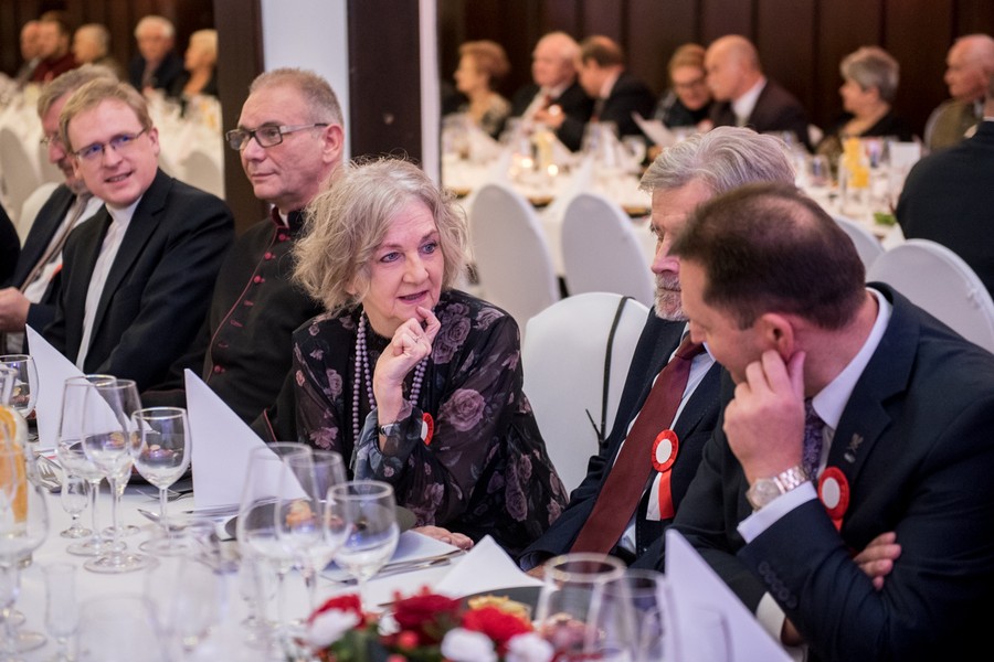 Uroczysta kolacja na cześć osób zasłużonych dla niepodległości i patriotycznej tradycji Ojczyzny. Wśród uczestników spotkania w Przysieku byli m.in. rówieśnicy niepodległej, czyli osoby, których osobiste losy zbiegły się z historią odrodzonej ojczyzny, fot. Łukasz Piecyk