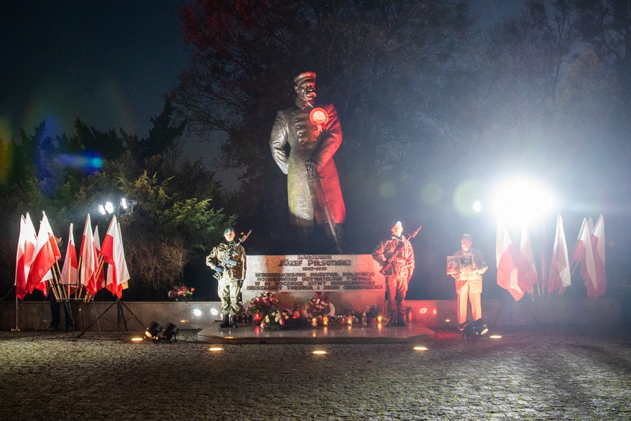 Wieczorny apel pod pomnikiem marszałka Józefa Piłsudskiego na pl. Rapackiego w Toruniu, fot. Łukasz Piecyk