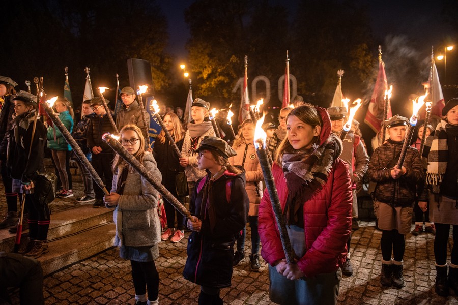 Wieczorny apel pod pomnikiem marszałka Józefa Piłsudskiego na pl. Rapackiego w Toruniu, fot. Łukasz Piecyk