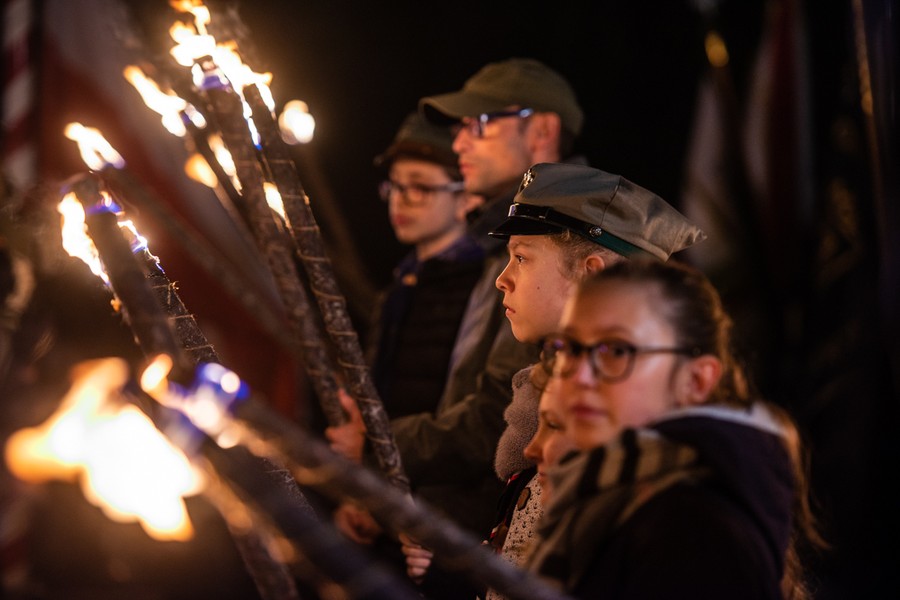 Wieczorny apel pod pomnikiem marszałka Józefa Piłsudskiego na pl. Rapackiego w Toruniu, fot. Łukasz Piecyk