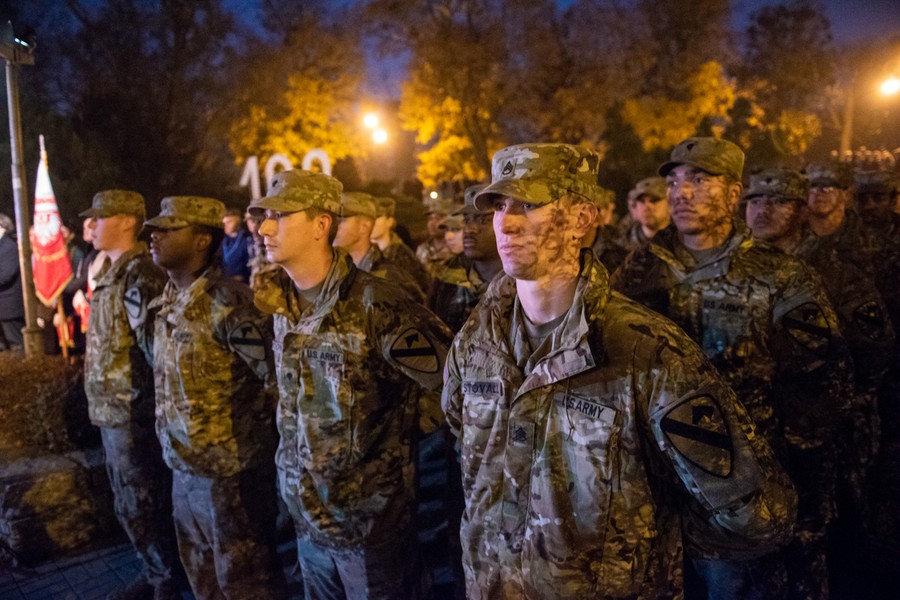 Wieczorny apel pod pomnikiem marszałka Józefa Piłsudskiego na pl. Rapackiego w Toruniu, fot. Łukasz Piecyk
