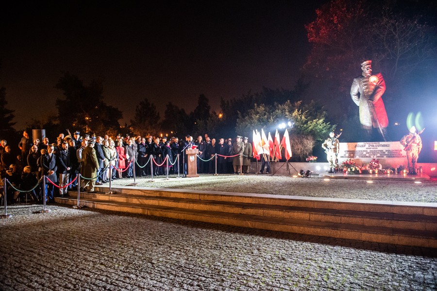 Wieczorny apel pod pomnikiem marszałka Józefa Piłsudskiego na pl. Rapackiego w Toruniu, fot. Łukasz Piecyk