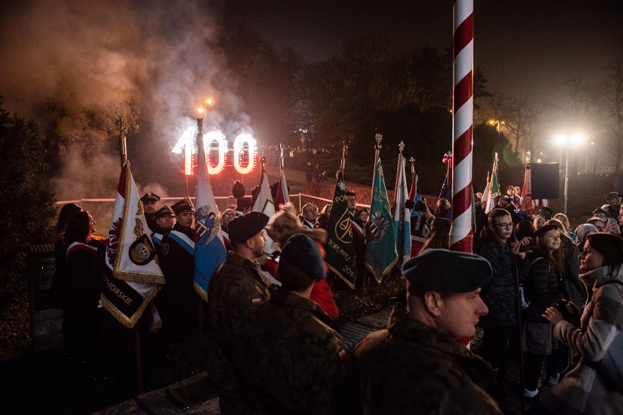Wieczorny apel pod pomnikiem marszałka Józefa Piłsudskiego na pl. Rapackiego w Toruniu, fot. Łukasz Piecyk