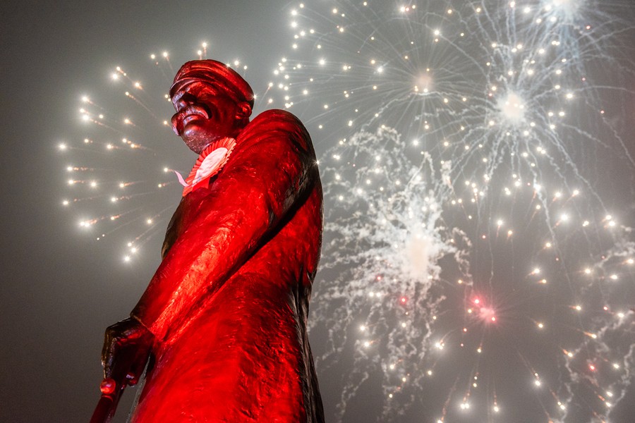 Wieczorny apel pod pomnikiem marszałka Józefa Piłsudskiego na pl. Rapackiego w Toruniu, fot. Łukasz Piecyk