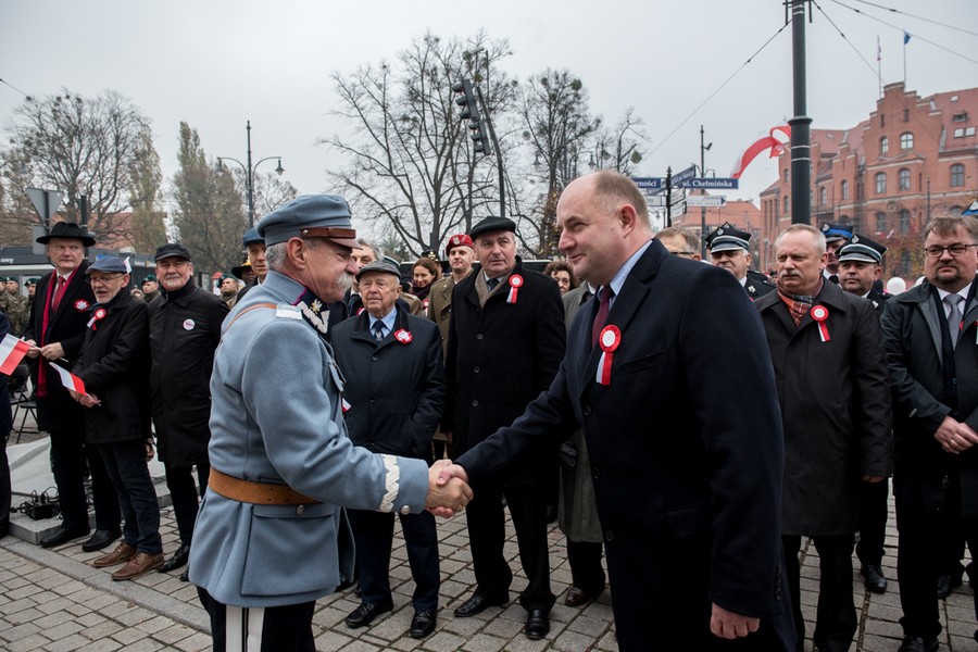 Uroczystość odsłonięcia tablicy pamiątkowej w związku z setną rocznicą odzyskania niepodległości przed Urzędem Marszałkowskim, fot. Łukasz Piecyk