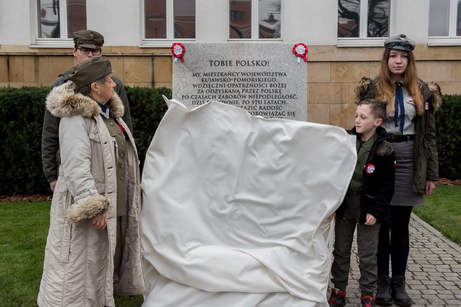 Uroczystość odsłonięcia tablicy pamiątkowej w związku z setną rocznicą odzyskania niepodległości przed Urzędem Marszałkowskim, fot. Łukasz Piecyk
