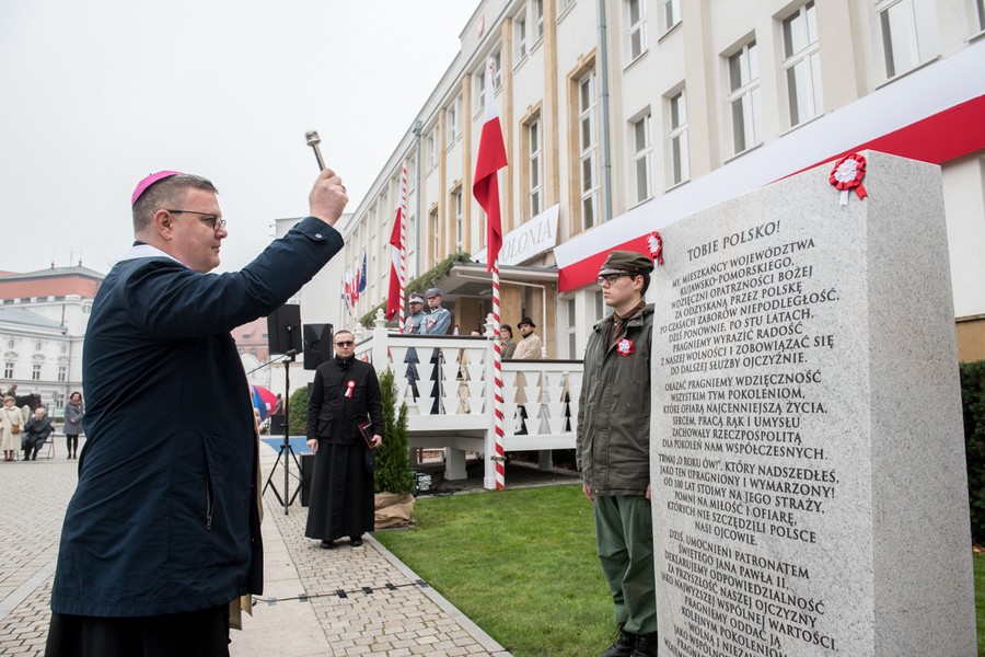 Uroczystość odsłonięcia tablicy pamiątkowej w związku z setną rocznicą odzyskania niepodległości przed Urzędem Marszałkowskim, fot. Łukasz Piecyk