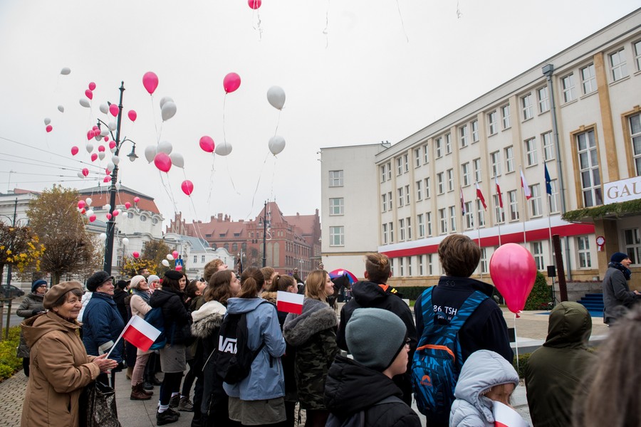 Uroczystość odsłonięcia tablicy pamiątkowej w związku z setną rocznicą odzyskania niepodległości przed Urzędem Marszałkowskim, fot. Łukasz Piecyk