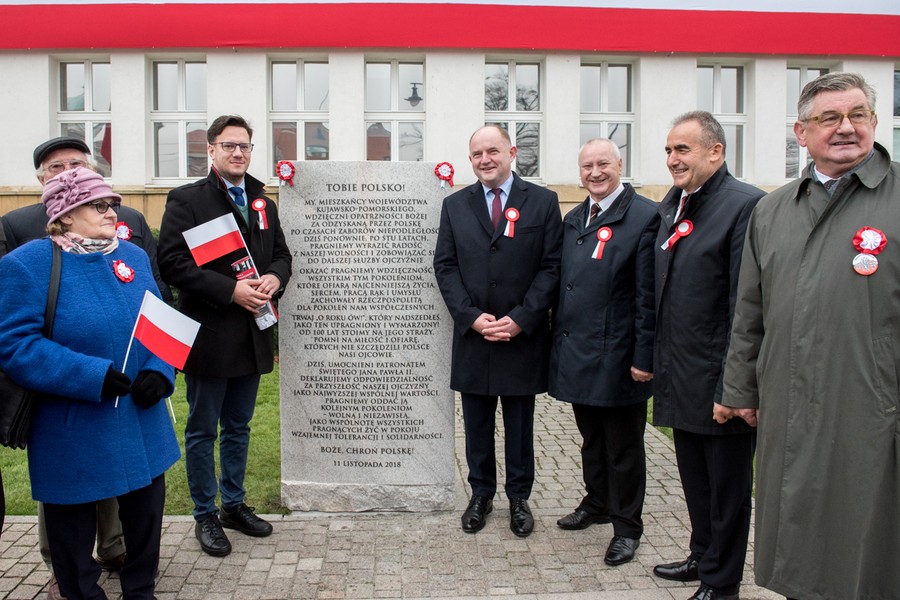 Uroczystość odsłonięcia tablicy pamiątkowej w związku z setną rocznicą odzyskania niepodległości przed Urzędem Marszałkowskim, fot. Łukasz Piecyk