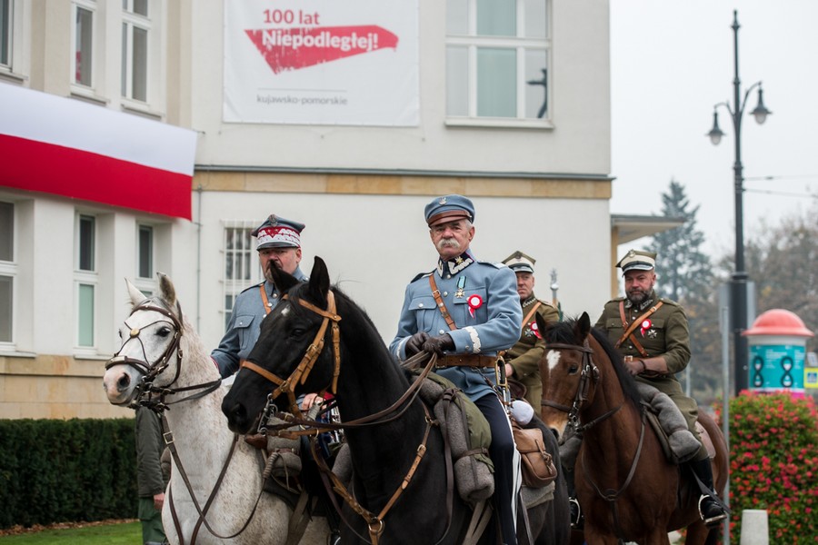 Uroczystość odsłonięcia tablicy pamiątkowej w związku z setną rocznicą odzyskania niepodległości przed Urzędem Marszałkowskim, fot. Łukasz Piecyk