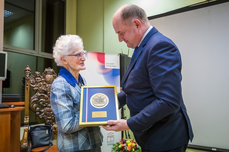 Medal Unitas Durat dla Cecylii Iwaniszewskiej, fot. Szymon Zdziełbo/Tarantoga.pl