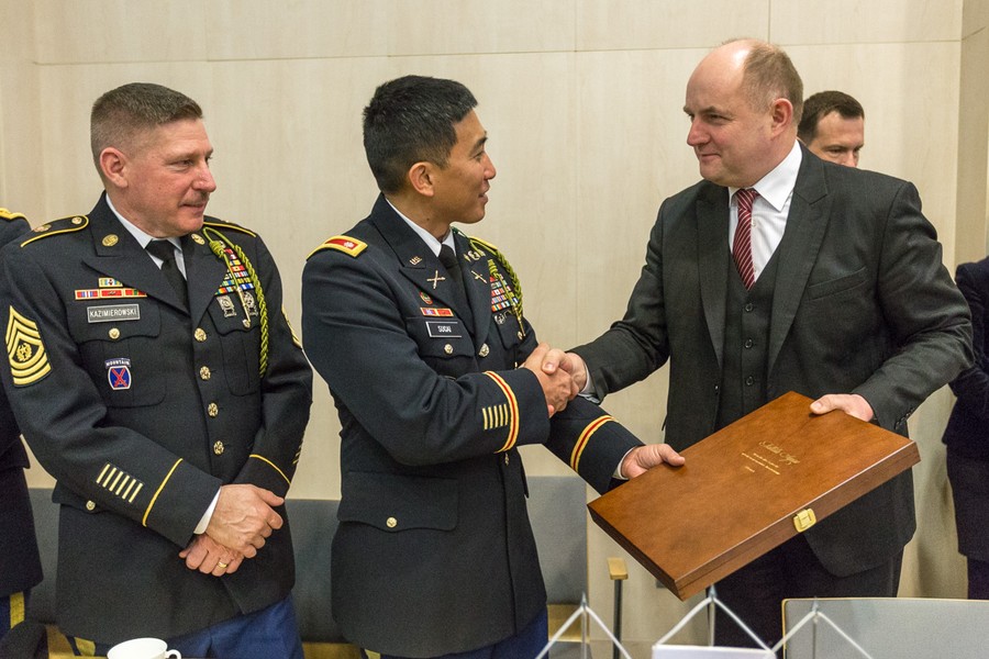 Amerykańscy żołnierze 1. Batalionu 5. Pułku Artylerii Polowej w Urzędzie Marszałkowskim, fot. Mikołaj Kuras.