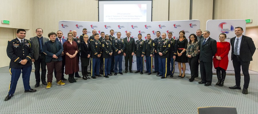 Amerykańscy żołnierze 1. Batalionu 5. Pułku Artylerii Polowej w Urzędzie Marszałkowskim, fot. Mikołaj Kuras.