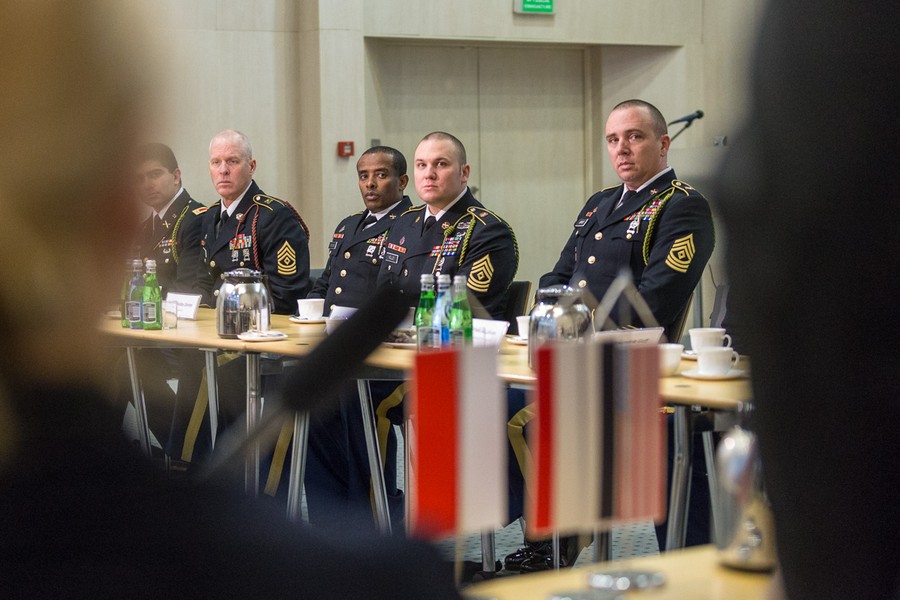 Amerykańscy żołnierze 1. Batalionu 5. Pułku Artylerii Polowej w Urzędzie Marszałkowskim, fot. Mikołaj Kuras.