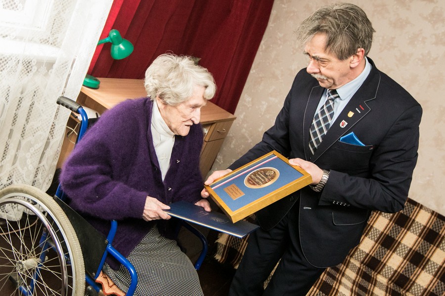 6 lutego marszałek Całbecki spotkał się z Aurelią Liwińską z Torunia. 5 lutego radny województwa Tadeusz Pogoda odwiedził mieszkankę Łaszewa w powiecie świeckim Helenę Marię Sworowską, fot. Andrzej Goiński, Szymon Zdziebło/tarangoga.pl.