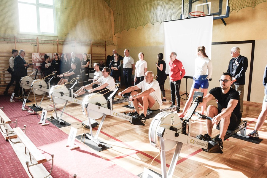 W sobotę 16 lutego w Kruszwicy odbyła się impreza „100 kilometrów na stulecie niepodległości”, podczas której 130 uczestników pokonało dystans 100 km na egrometrach wioślarskich, w myśl hasła „Kręcimy kilometry dla Niepodległej”, fot. Urząd Miejski w Kruszwicy