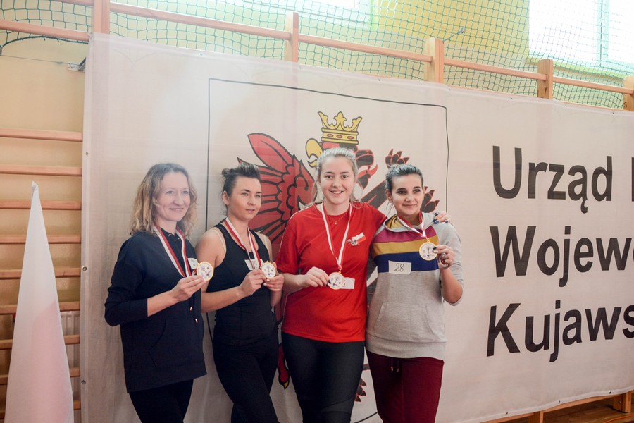 W sobotę 16 lutego w Kruszwicy odbyła się impreza „100 kilometrów na stulecie niepodległości”, podczas której 130 uczestników pokonało dystans 100 km na egrometrach wioślarskich, w myśl hasła „Kręcimy kilometry dla Niepodległej”, fot. Urząd Miejski w Kruszwicy