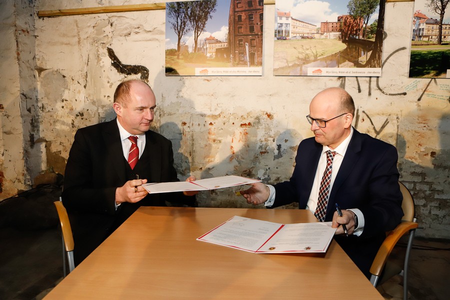 Marszałek Piotr Całbecki i prezydent Grudziądza Maciej Glamowski podpisali list intencyjny w sprawie powołania instytucji kultury w grudziądzkim Młynie Górnym, fot. Mikołaj Kuras dla UMWKP