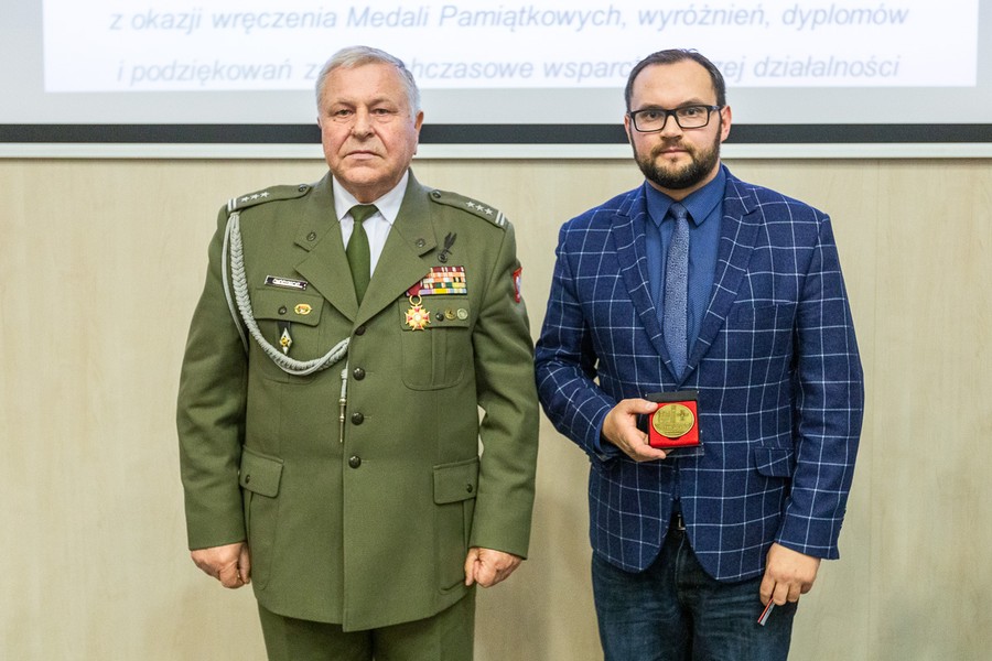 Wręczenie wyróżnień od Stowarzyszenia Saperów Polskich, fot. Szymon Zdziebło/tarantoga.pl