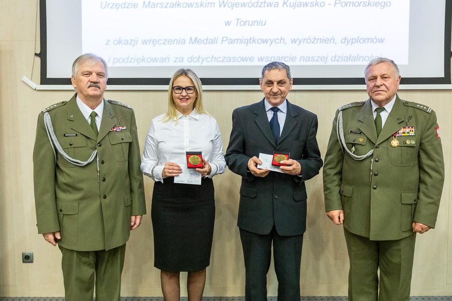 Wręczenie wyróżnień od Stowarzyszenia Saperów Polskich, fot. Szymon Zdziebło/tarantoga.pl