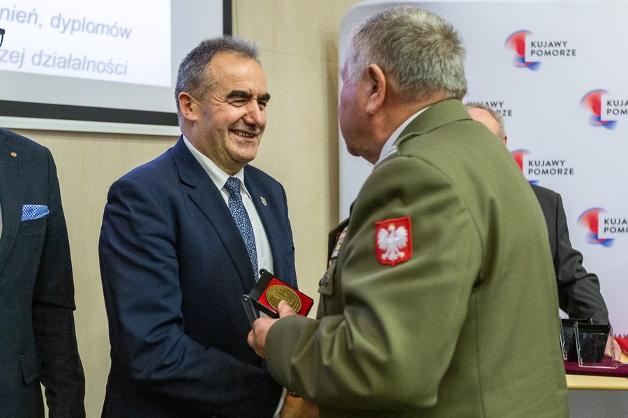 Wręczenie wyróżnień od Stowarzyszenia Saperów Polskich, fot. Szymon Zdziebło/tarantoga.pl
