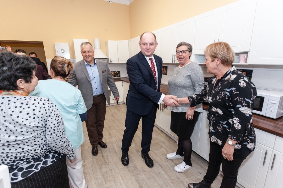 Wizyta marszałka Piotra Całbeckiego w domu Pomocy Społecznej w Kamieniu Krajeńskim, fot. Filip Kowalkowski