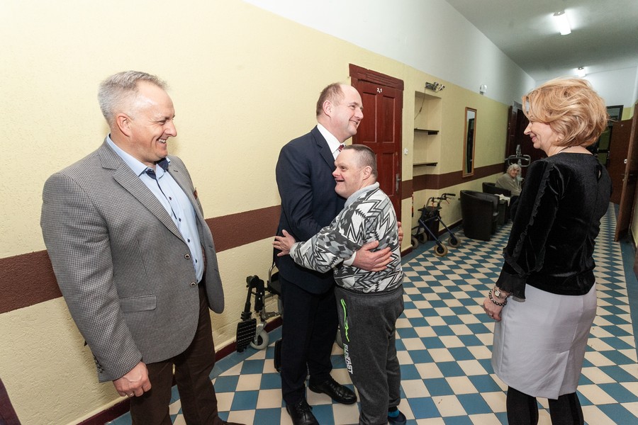 Wizyta marszałka Piotra Całbeckiego w domu Pomocy Społecznej w Kamieniu Krajeńskim, fot. Filip Kowalkowski