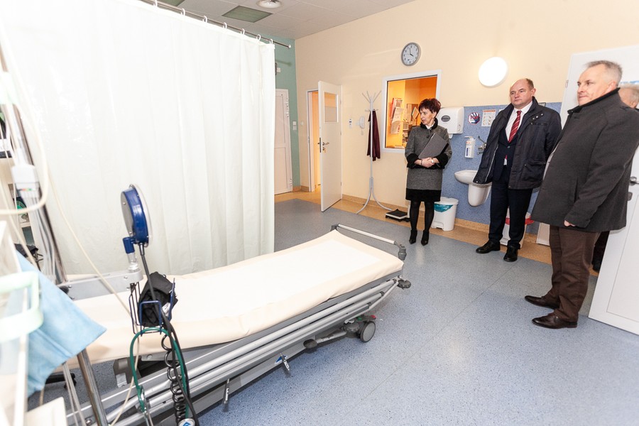 Wizyta marszałka Piotra Całbeckiego w domu małego dziecka w Więcborku oraz w więcborskim szpitalu, fot. Filip Kowalkowski