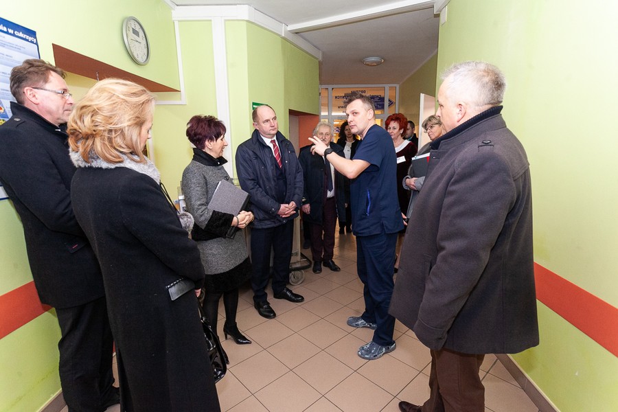 Wizyta marszałka Piotra Całbeckiego w domu małego dziecka w Więcborku oraz w więcborskim szpitalu, fot. Filip Kowalkowski