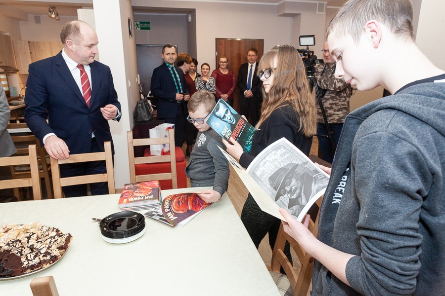 Wizyta marszałka Piotra Całbeckiego w domu małego dziecka w Więcborku oraz w więcborskim szpitalu, fot. Filip Kowalkowski