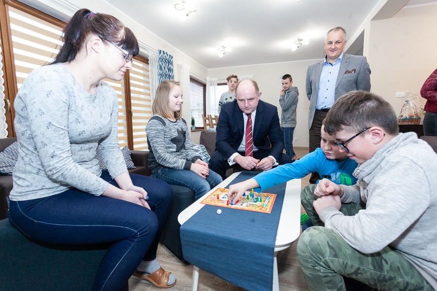 Wizyta marszałka Piotra Całbeckiego w domu małego dziecka w Więcborku oraz w więcborskim szpitalu, fot. Filip Kowalkowski