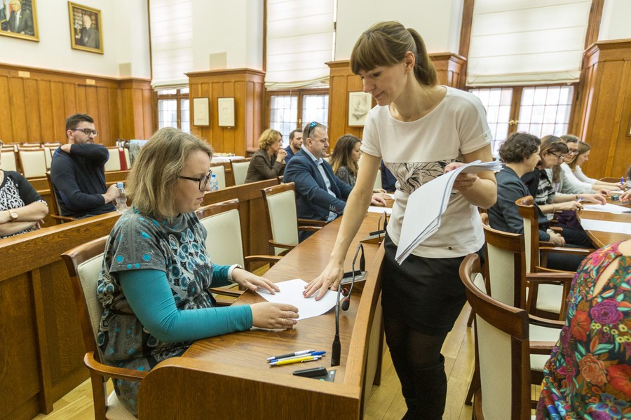Dyktando dla urzędników samorządowych w Urzędzie Marszałkowskim, fot. Szymon Zdziebło/tarantoga.pl