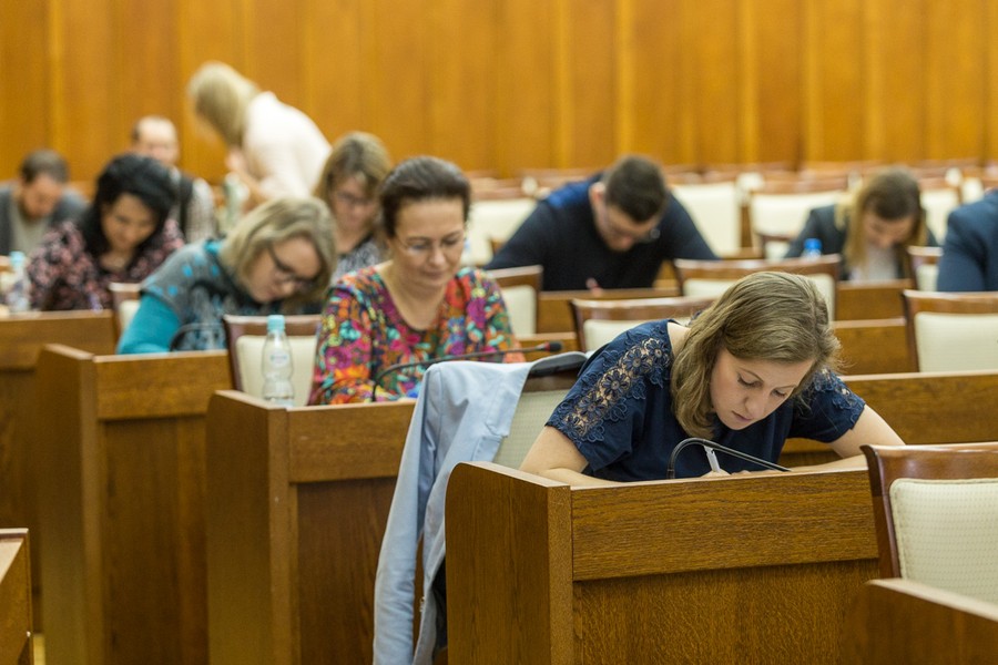 Dyktando dla urzędników samorządowych w Urzędzie Marszałkowskim, fot. Szymon Zdziebło/tarantoga.pl