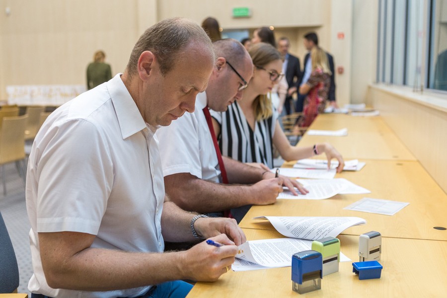 Uroczyste przekazanie umów PROW i PRO w Urzędzie Marszałkowskim, fot. Szymon Zdziebło www.tarantoga.pl