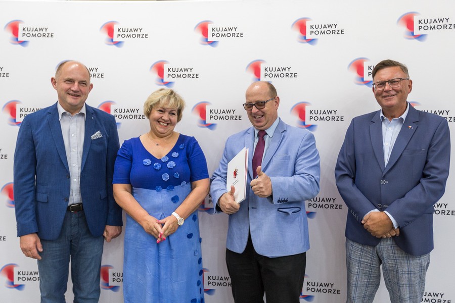 Uroczyste przekazanie umów PROW i PRO w Urzędzie Marszałkowskim, fot. Szymon Zdziebło www.tarantoga.pl