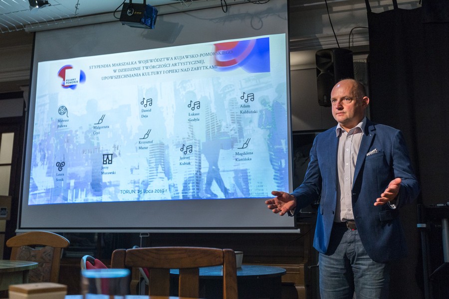 Gala stypendiów artystycznych w toruńskiej kawiarnia Wejściówka, fot. Szymon Zdziebło www.tarantoga.pl