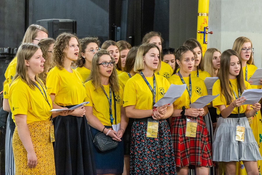 Uroczysta msza święta na zakończenie obozu integracyjno-formacyjnego stypendystów Fundacji „Dzieło Nowego Tysiąclecia”, fot. Szymon Zdziebło www.tarantoga.pl