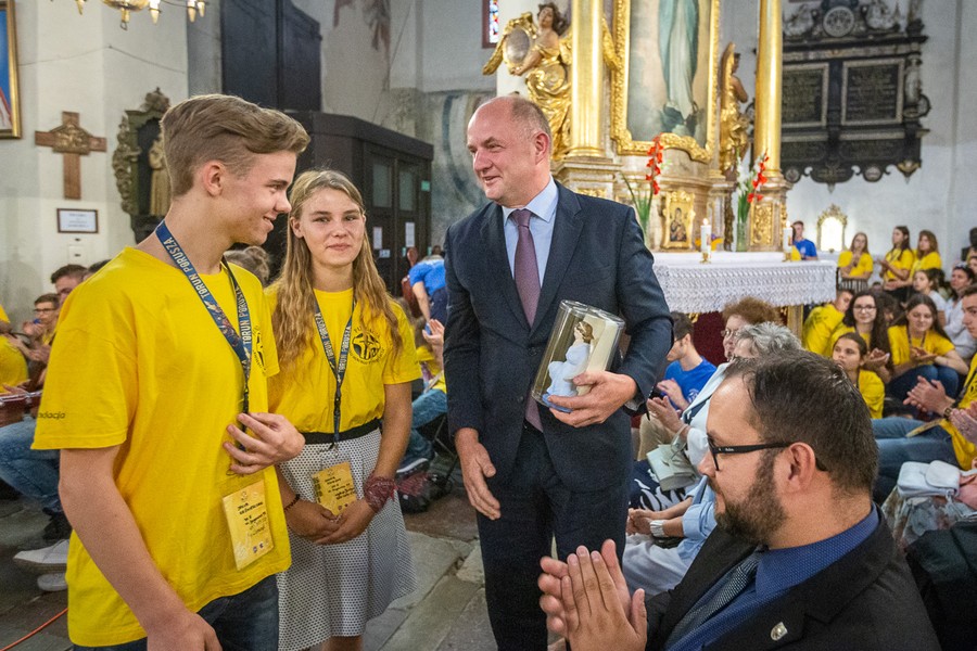 Uroczysta msza święta na zakończenie obozu integracyjno-formacyjnego stypendystów Fundacji „Dzieło Nowego Tysiąclecia”, fot. Szymon Zdziebło www.tarantoga.pl