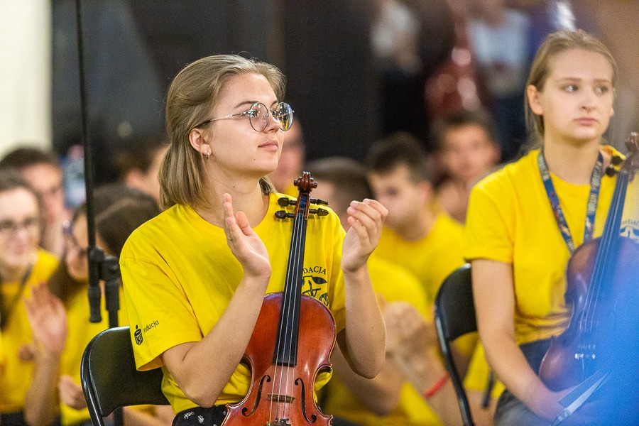 Uroczysta msza święta na zakończenie obozu integracyjno-formacyjnego stypendystów Fundacji „Dzieło Nowego Tysiąclecia”, fot. Szymon Zdziebło www.tarantoga.pl