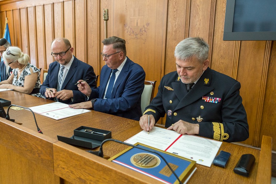 Spotkanie w Urzędzie Marszałkowskim w sprawie podpisania listu intencyjnego o współpracy na rzecz upowszechniania wiedzy na temat historii polskiej floty i postaci admirała Józefa Unruga, fot. Szymon Zdziebło www.tarantoga.pl