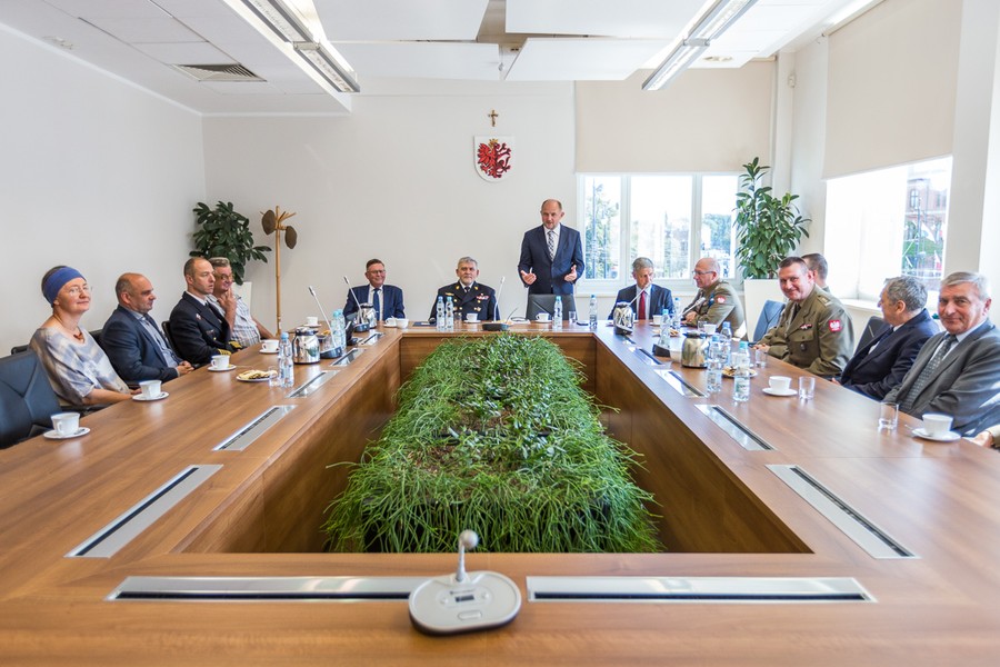 Spotkanie w Urzędzie Marszałkowskim w sprawie podpisania listu intencyjnego o współpracy na rzecz upowszechniania wiedzy na temat historii polskiej floty i postaci admirała Józefa Unruga, fot. Szymon Zdziebło www.tarantoga.pl