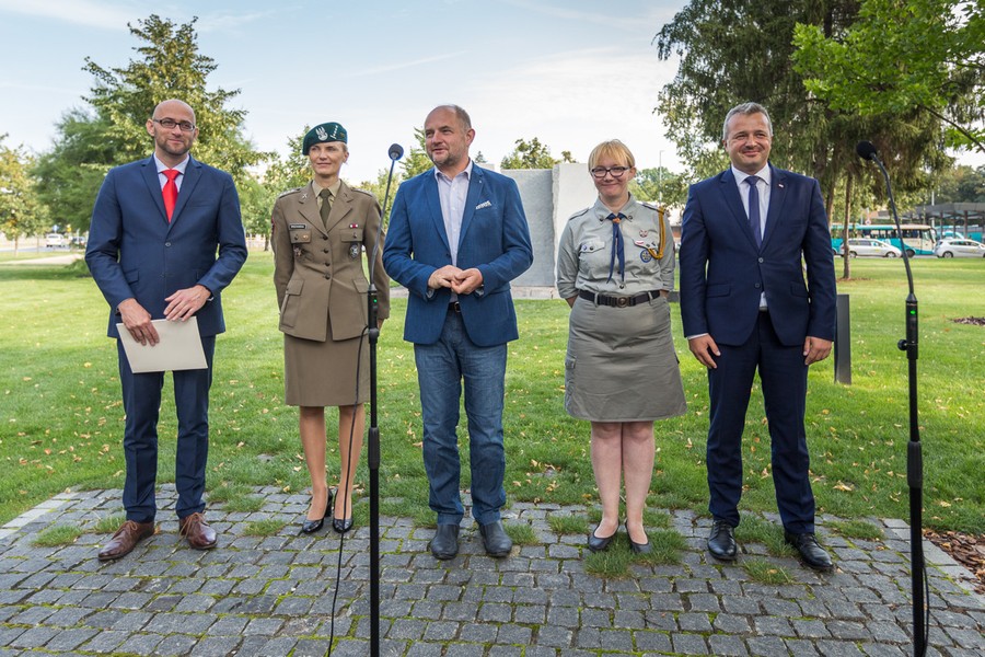Konferencja pod pomnikiem Pamięci Ofiar Zbrodni Pomorskiej 1939, podczas której zostały przedstawione szczegóły obchodów 80. rocznicy wybuchu II wojny światowej, fot. Szymon Zdziebło/tarantoga.pl