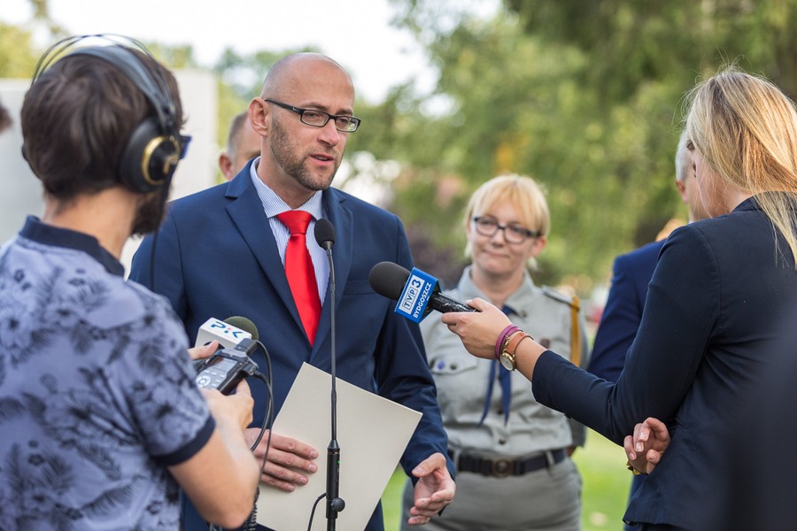 Konferencja pod pomnikiem Pamięci Ofiar Zbrodni Pomorskiej 1939, podczas której zostały przedstawione szczegóły obchodów 80. rocznicy wybuchu II wojny światowej, fot. Szymon Zdziebło/tarantoga.pl