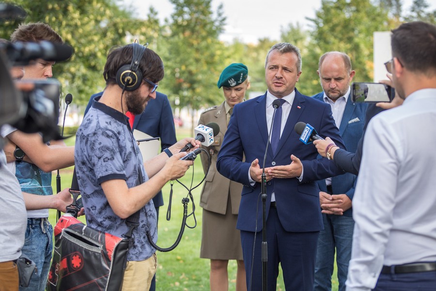 Konferencja pod pomnikiem Pamięci Ofiar Zbrodni Pomorskiej 1939, podczas której zostały przedstawione szczegóły obchodów 80. rocznicy wybuchu II wojny światowej, fot. Szymon Zdziebło/tarantoga.pl