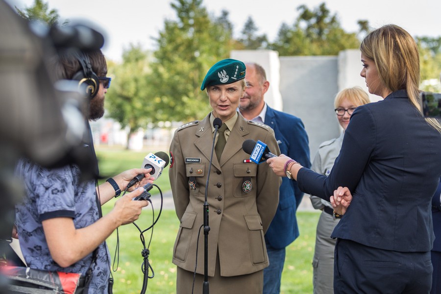 Konferencja pod pomnikiem Pamięci Ofiar Zbrodni Pomorskiej 1939, podczas której zostały przedstawione szczegóły obchodów 80. rocznicy wybuchu II wojny światowej, fot. Szymon Zdziebło/tarantoga.pl
